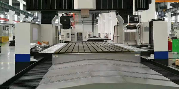 What are the classification and structural characteristics of gantry machining centers?